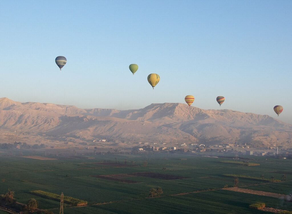 Montgolfière au-dessus de Thèbes à l’aube
